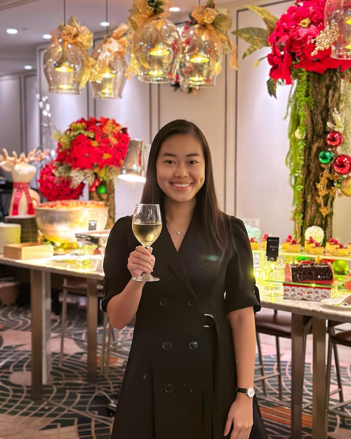 Celebrate your Christmas afternoon with @bar.