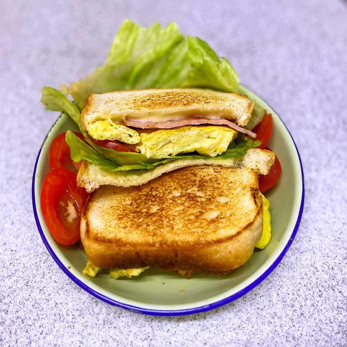 It’s sandwich time! 🥪 Simple yet tasty