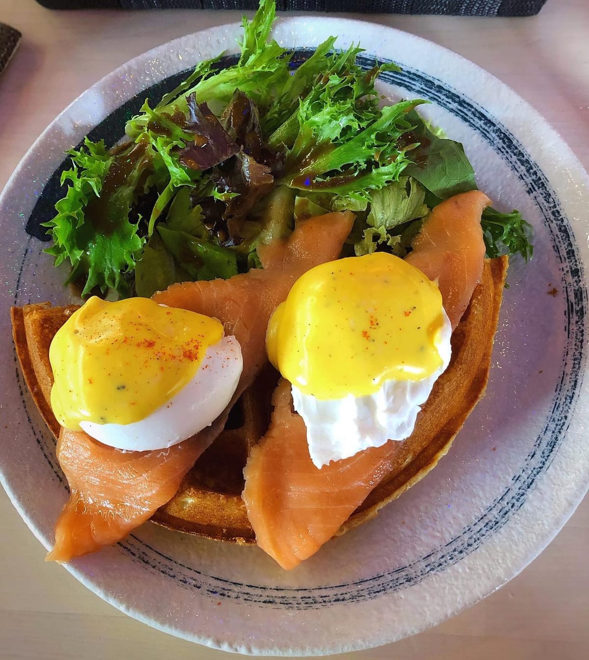 Eggs Benedict with Smoked Salmon☀️ Instead of the usual english