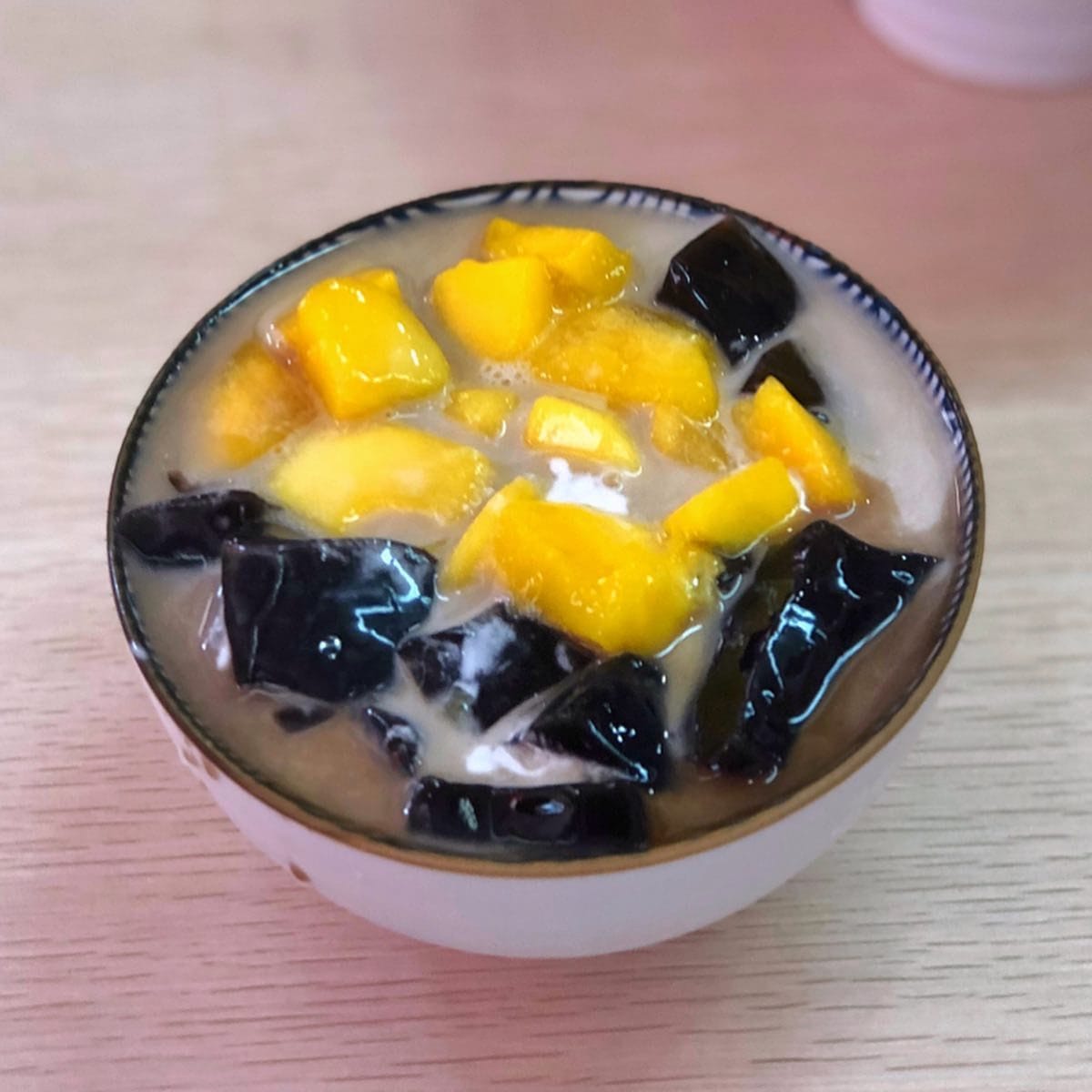 Grass Jelly with Mango 🥭