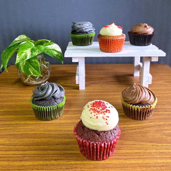 Bakedin — Cupcakes with Molten Chocolate and Fruit Fillings