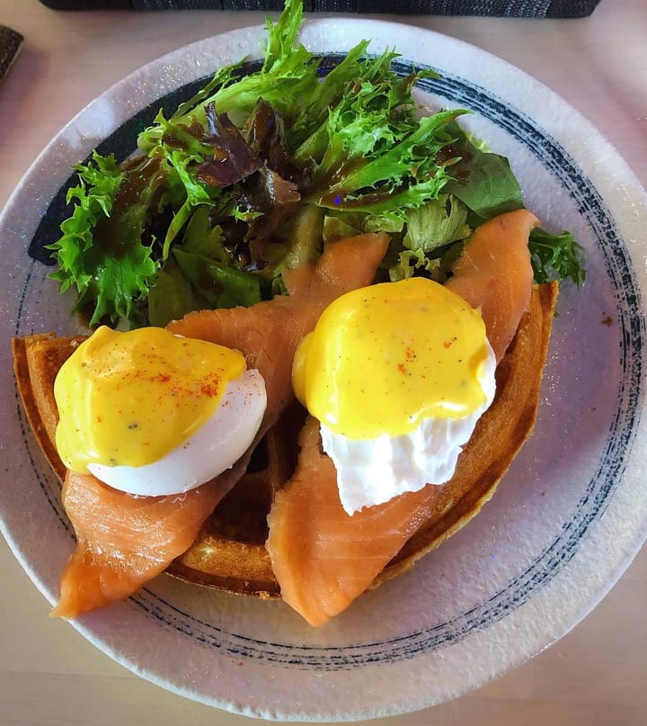 Eggs Benedict with Smoked Salmon☀️ Instead of the usual english