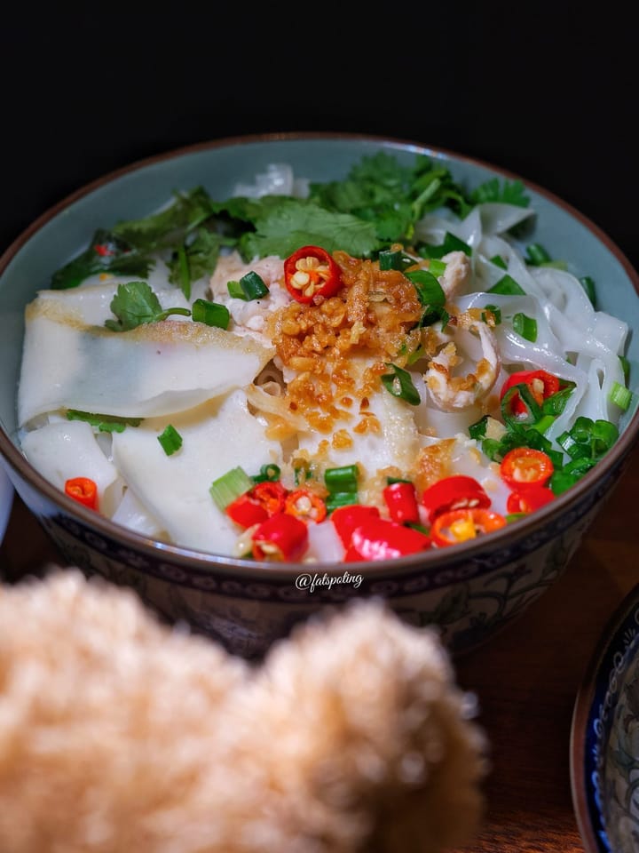 There’s something refreshingly old-school about York Hotel Singapore’s Penang Hawkers’ Fare